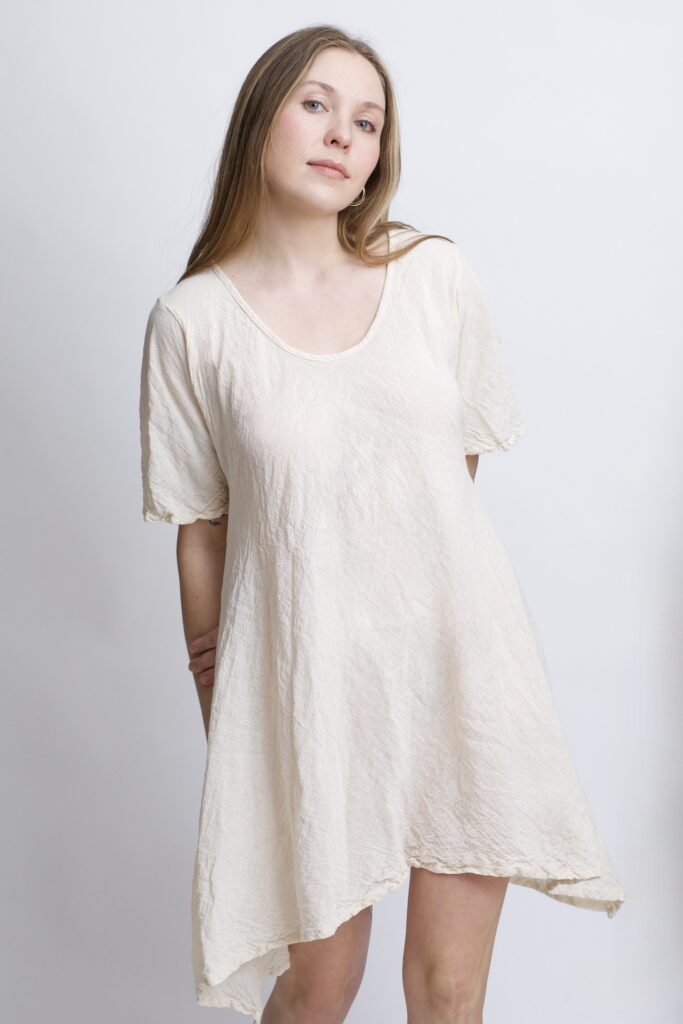 tunika damska oversize, bawełniana z długimi bokami. Kolor naturalnej bawełny