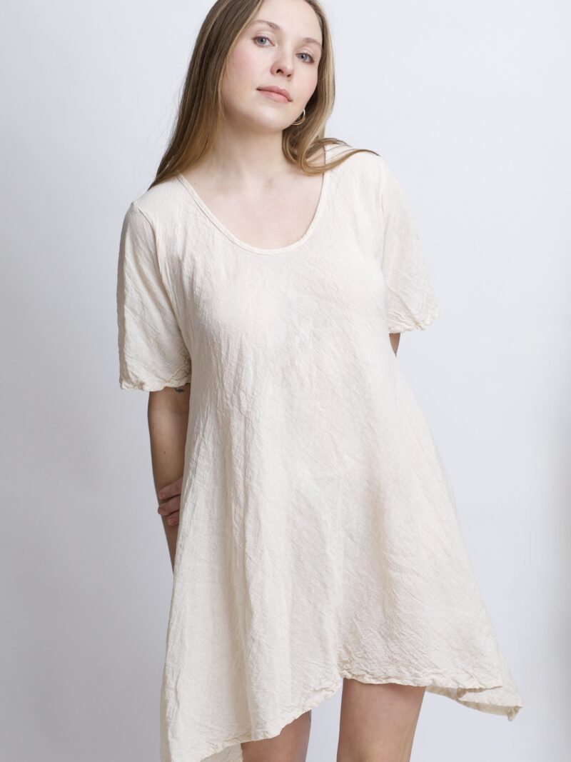tunika damska oversize, bawełniana z długimi bokami. Kolor naturalnej bawełny