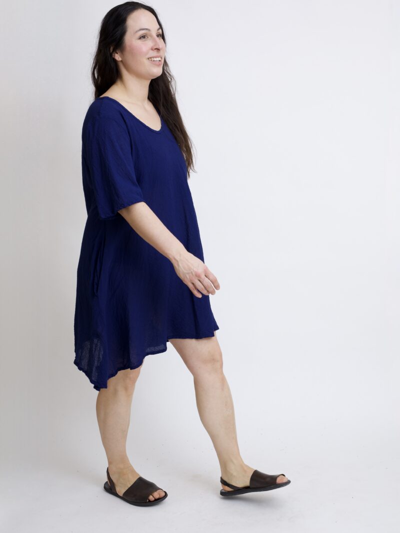 tunika damska oversize, bawełniana z długimi bokami w kolorze granatowo niebieskim