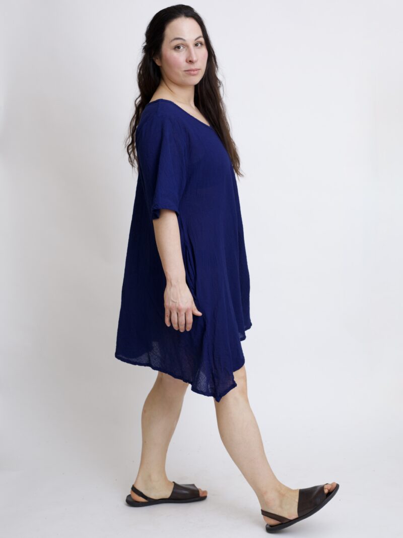 tunika damska oversize, bawełniana z długimi bokami w kolorze granatowo niebieskim