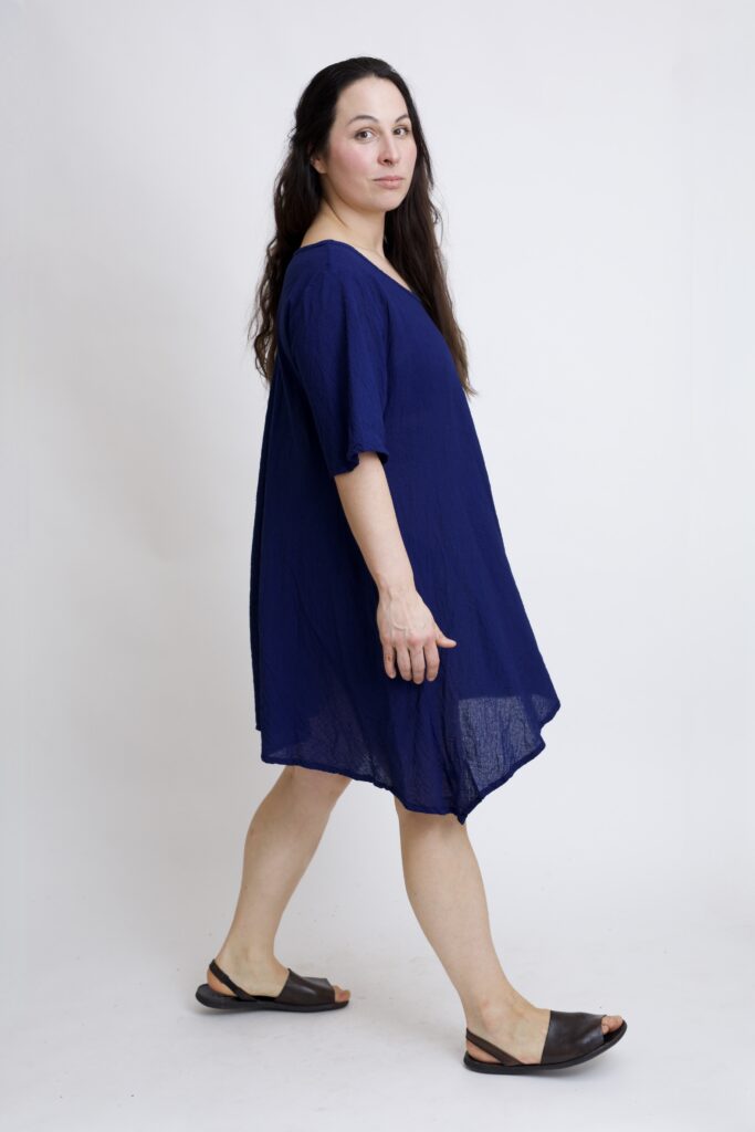 tunika damska oversize, bawełniana z długimi bokami w kolorze granatowo niebieskim