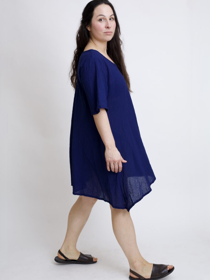 tunika damska oversize, bawełniana z długimi bokami w kolorze granatowo niebieskim