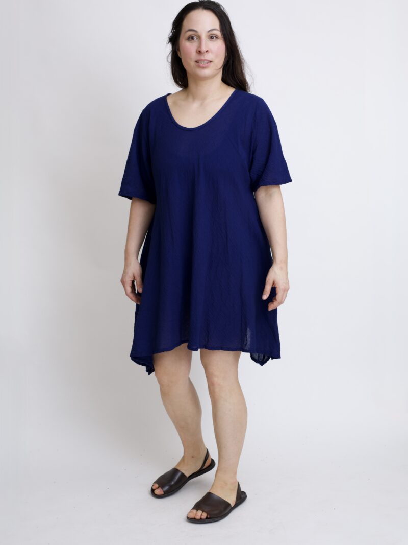 tunika damska oversize, bawełniana z długimi bokami w kolorze granatowo niebieskim