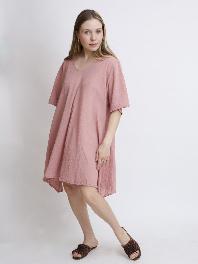 tunika damska oversize, bawełniana z długimi bokami w kolorze róż pudrowy