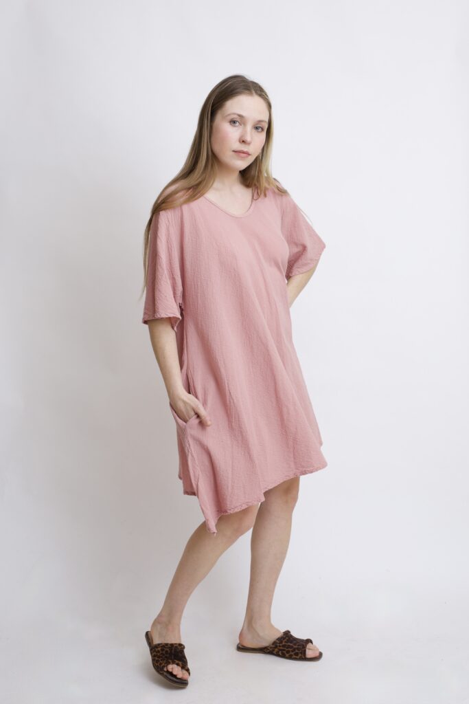 tunika damska oversize, bawełniana z długimi bokami w kolorze róż pudrowy
