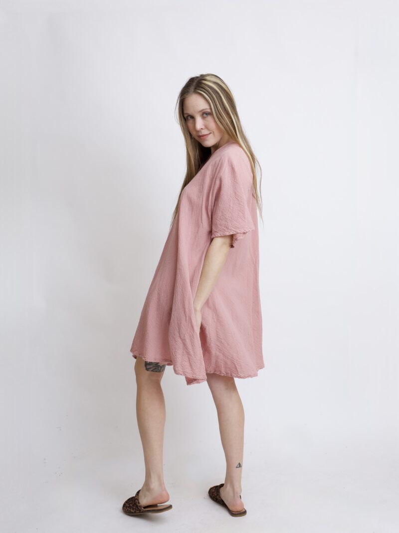 tunika damska oversize, bawełniana z długimi bokami w kolorze róż pudrowy