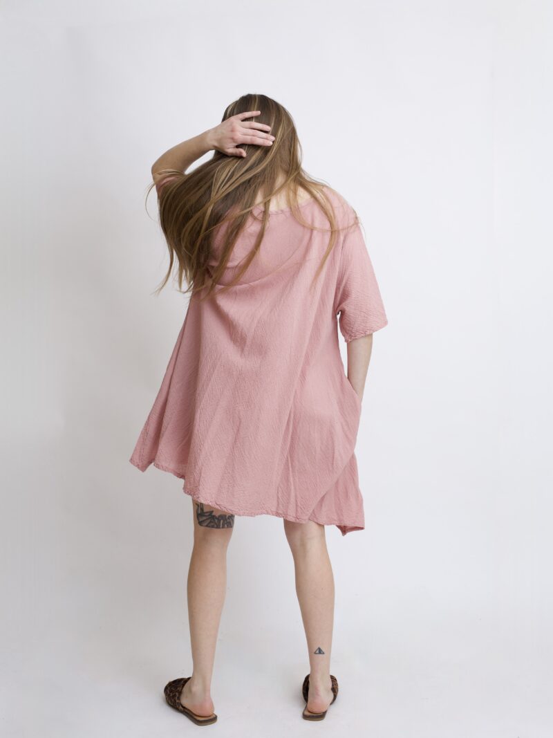 tunika damska oversize, bawełniana z długimi bokami w kolorze róż pudrowy