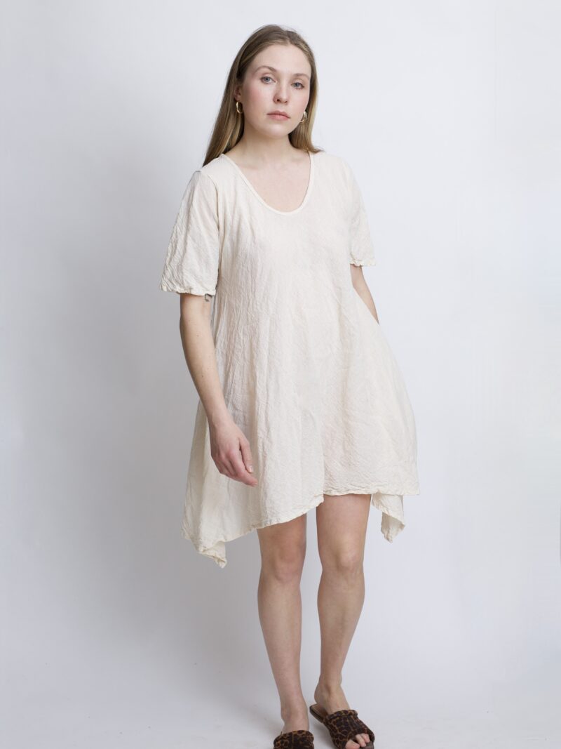 tunika damska oversize, bawełniana z długimi bokami. Kolor naturalnej bawełny