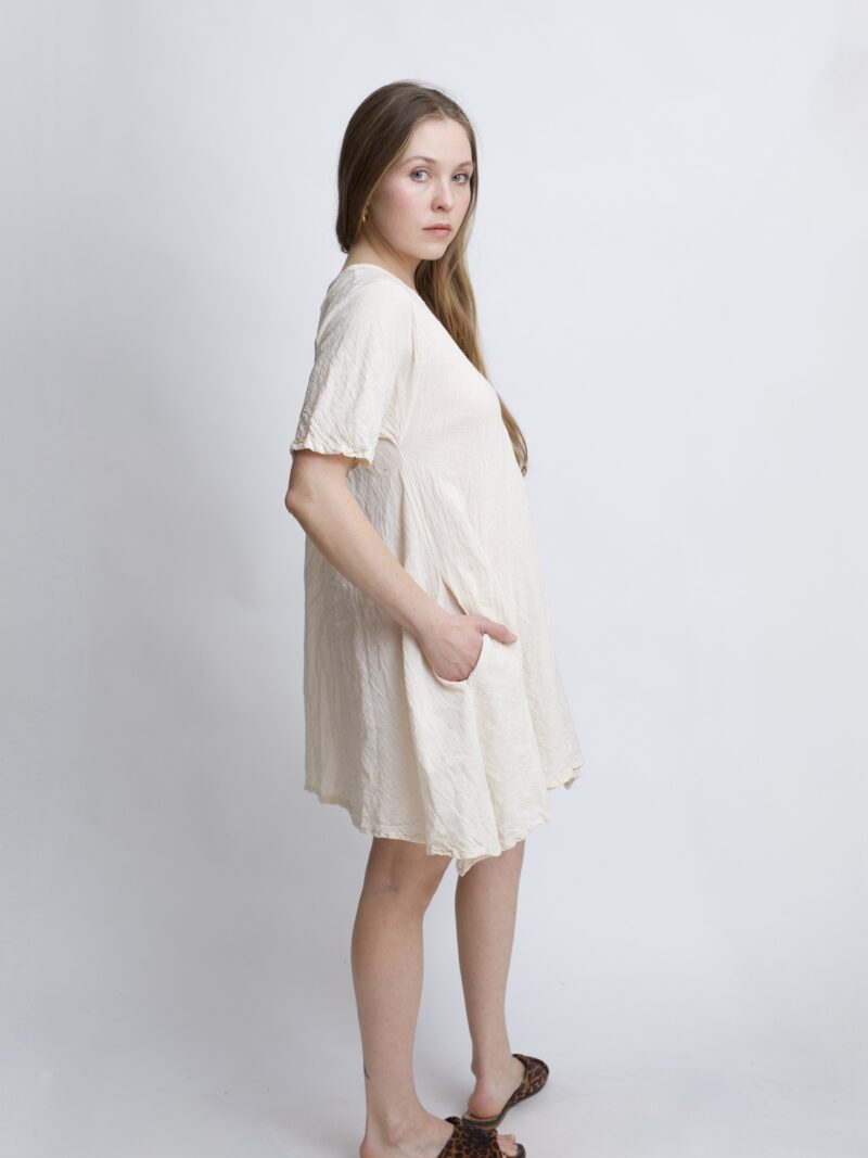 tunika damska oversize, bawełniana z długimi bokami. Kolor naturalnej bawełny